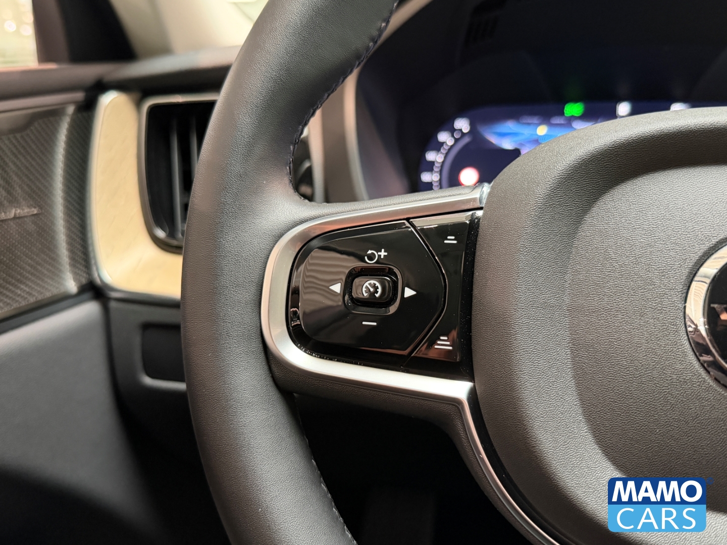 Fahrzeugabbildung Volvo XC60 T6 AWD Plus Dark FACELIFT AHK/HUD/PANO/ACC