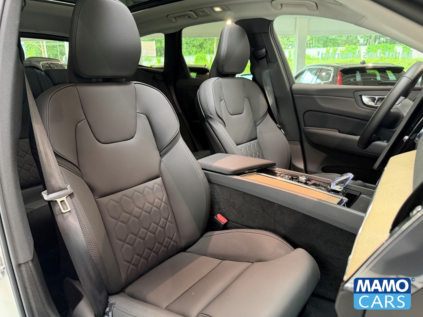 Fahrzeugabbildung Volvo XC60 T6 AWD Plus Dark FACELIFT AHK/HUD/PANO/ACC