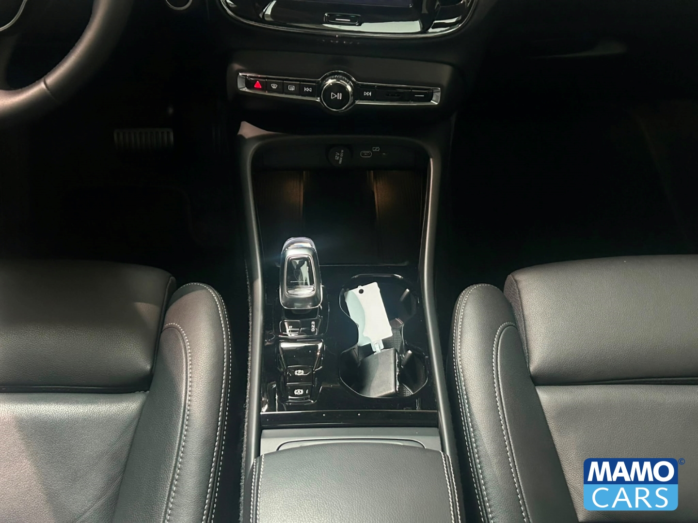 Fahrzeugabbildung Volvo XC40 B4 Plus Dark ACC/BLIS/360CAM/LHZ/H&K/PANO