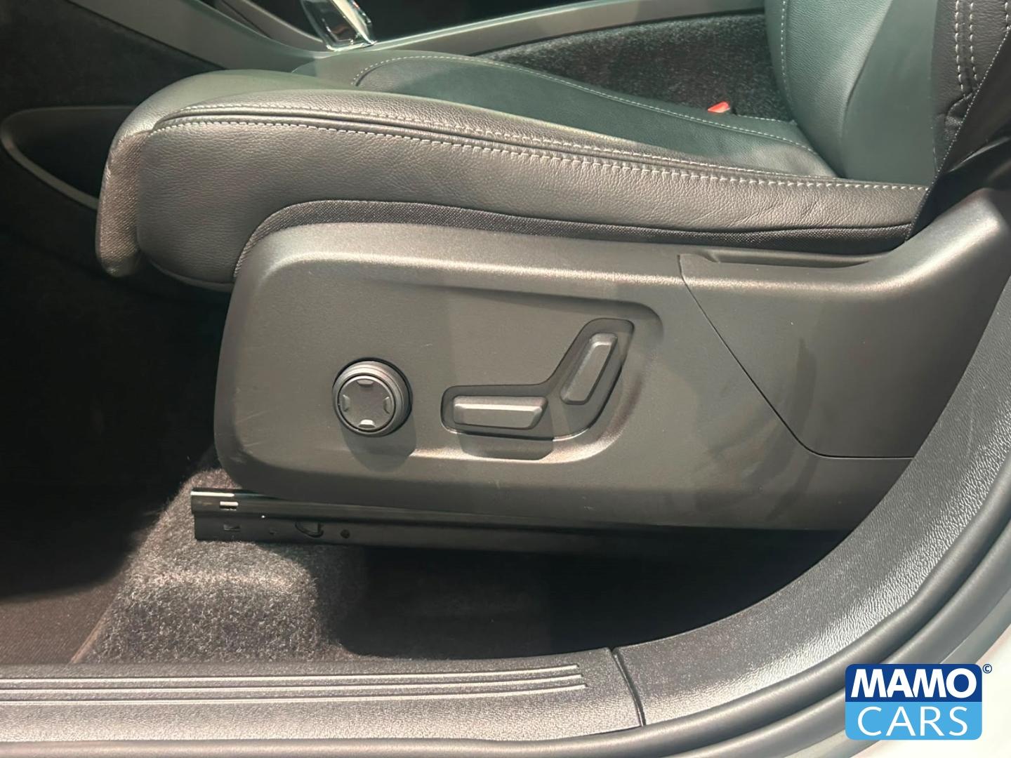 Fahrzeugabbildung Volvo XC40 B4 Plus Dark ACC/BLIS/360CAM/LHZ/H&K/PANO