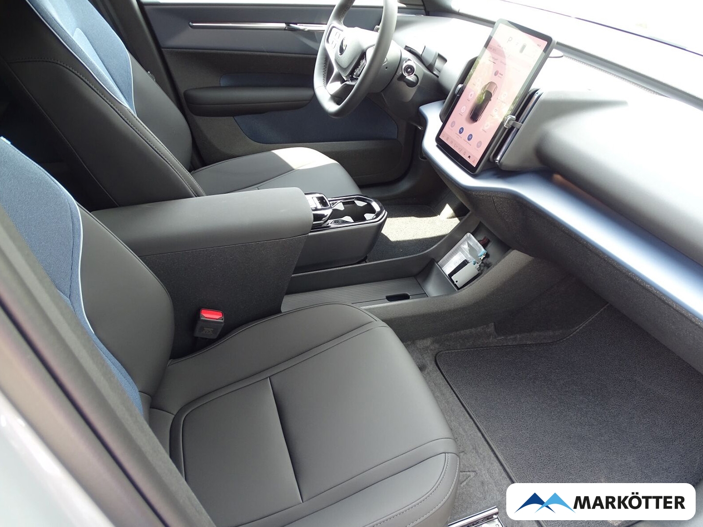 Fahrzeugabbildung Volvo EX30 Plus P5 Long Range 2WD SHZ/LHZ