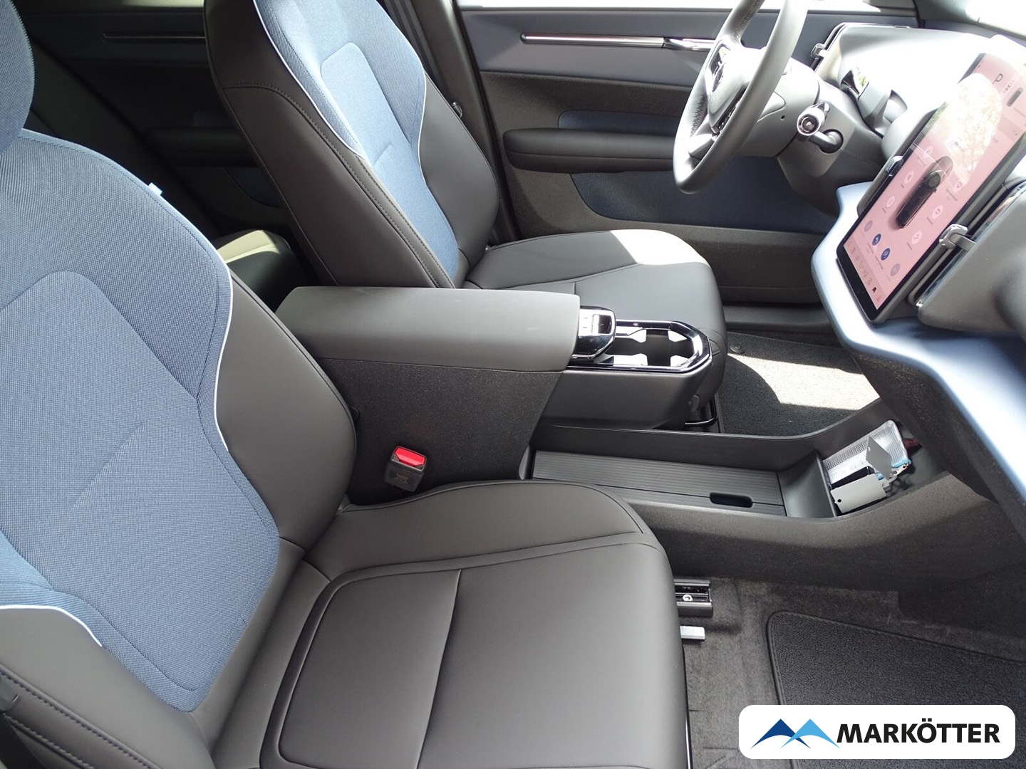 Fahrzeugabbildung Volvo EX30 Plus P5 Long Range 2WD SHZ/LHZ