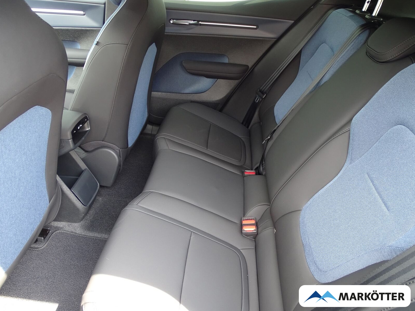 Fahrzeugabbildung Volvo EX30 Plus P5 Long Range 2WD SHZ/LHZ
