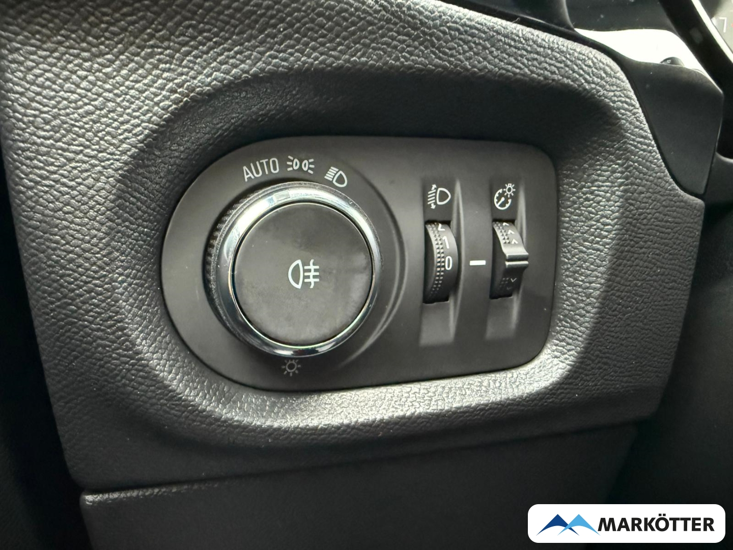 Fahrzeugabbildung Opel Corsa Edition Sitz-und Lenkradheizung/Allwetterreifen