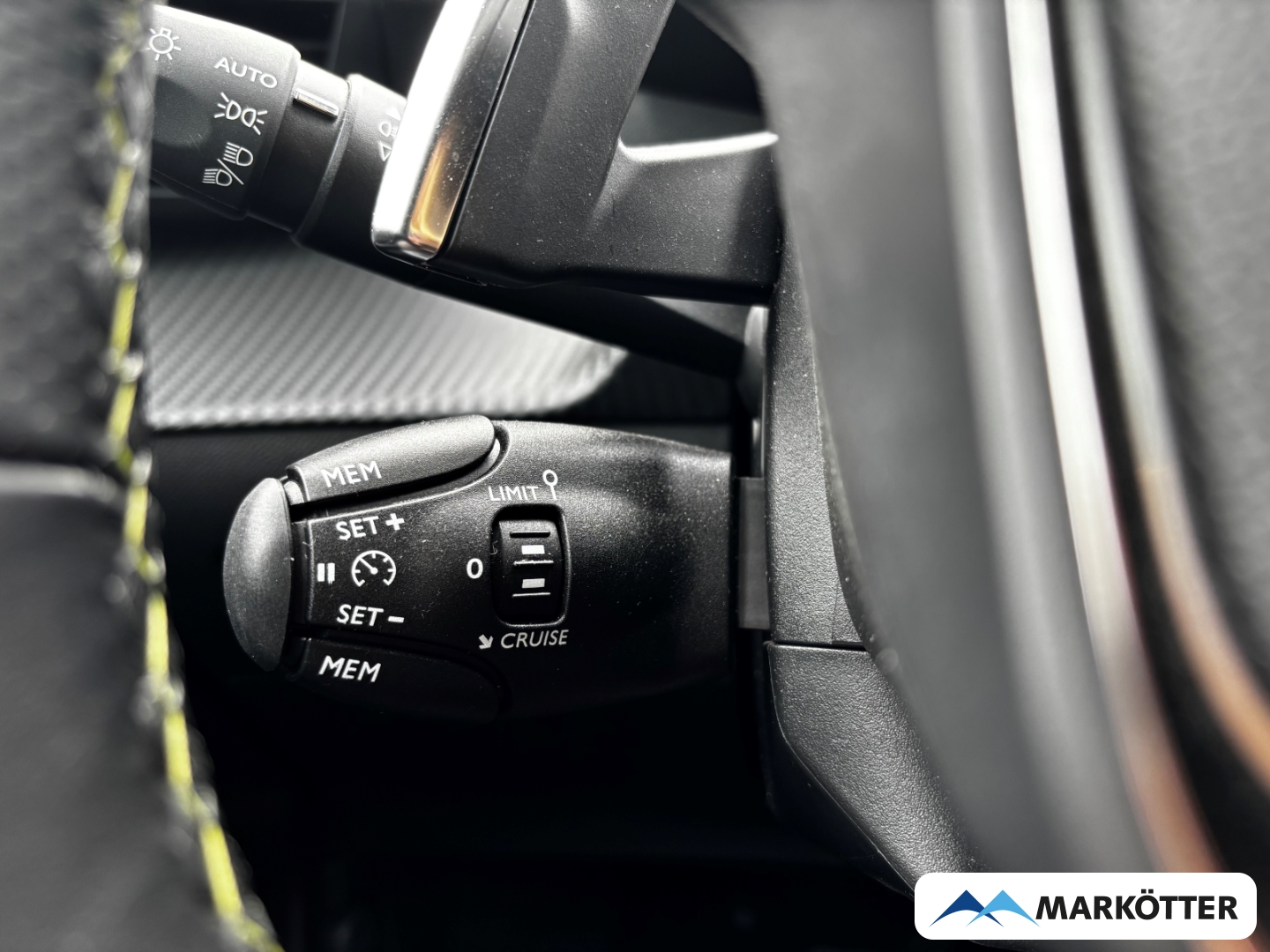 Fahrzeugabbildung Peugeot 2008 GT BLIS/CAM/NAV/SHZ/APPLE/ALLWETTER/MASSAGE
