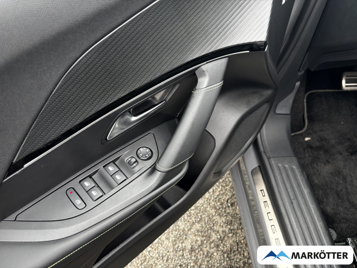 Fahrzeugabbildung Peugeot 2008 GT BLIS/CAM/NAV/SHZ/APPLE/ALLWETTER/MASSAGE