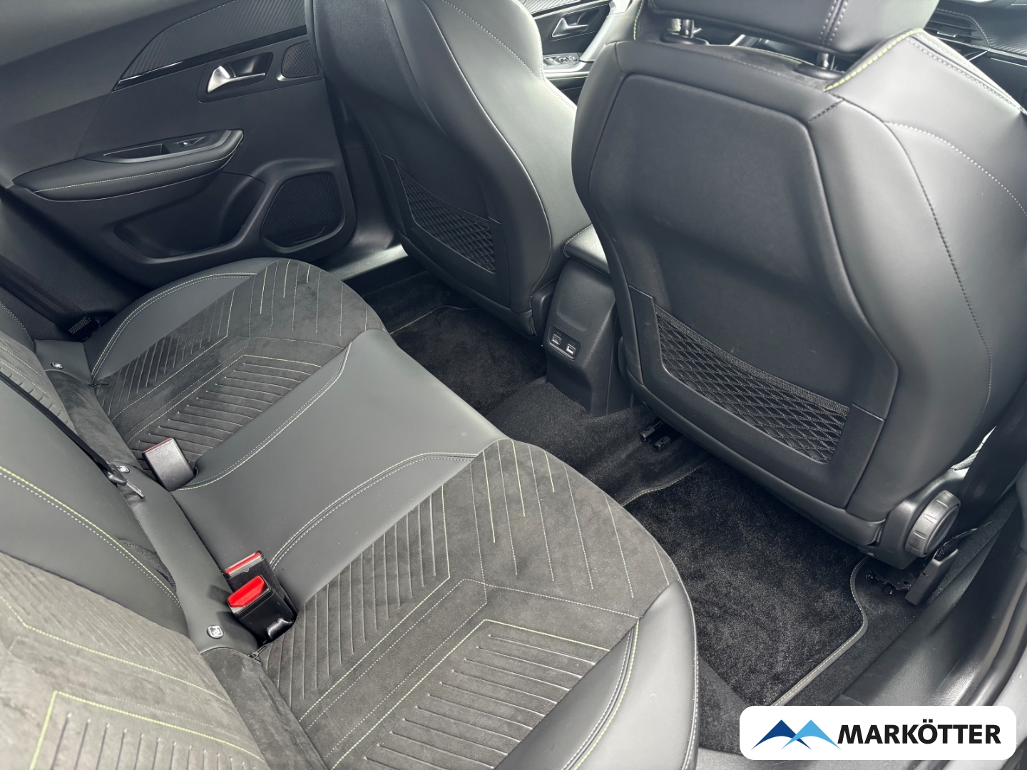 Fahrzeugabbildung Peugeot 2008 GT BLIS/CAM/NAV/SHZ/APPLE/ALLWETTER/MASSAGE