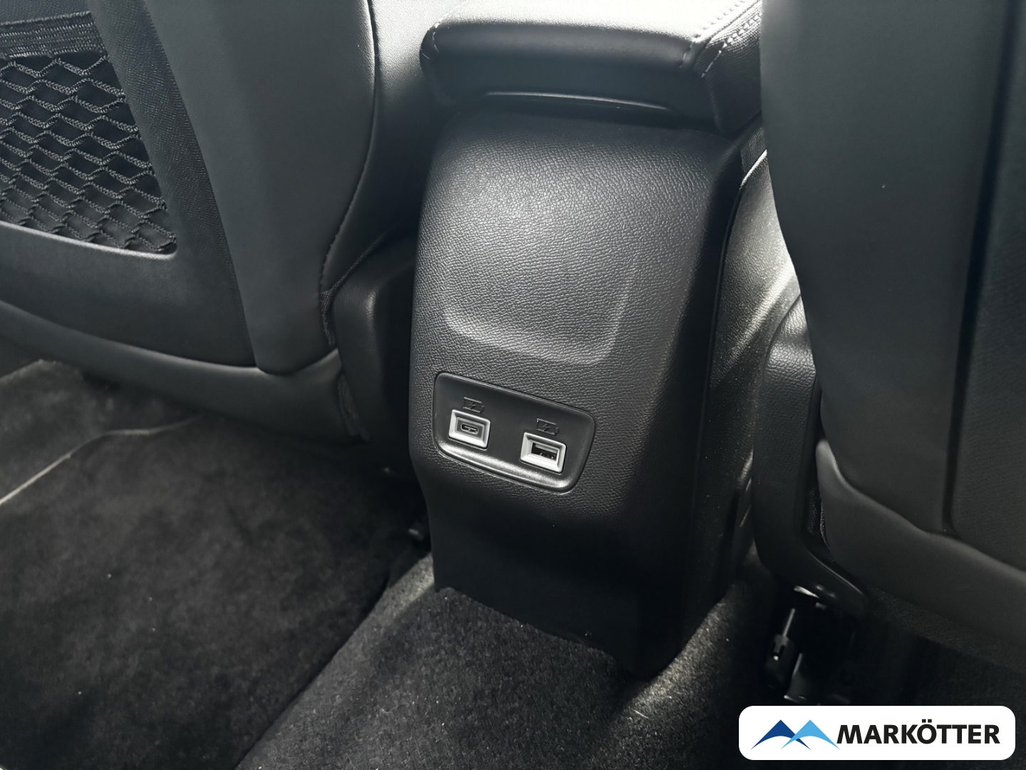 Fahrzeugabbildung Peugeot 2008 GT BLIS/CAM/NAV/SHZ/APPLE/ALLWETTER/MASSAGE