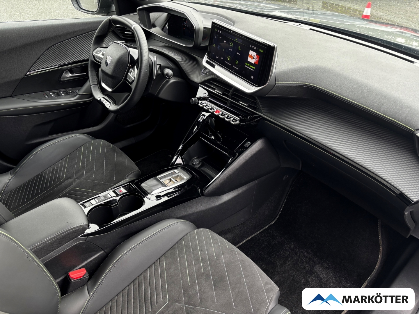 Fahrzeugabbildung Peugeot 2008 GT BLIS/CAM/NAV/SHZ/APPLE/ALLWETTER/MASSAGE