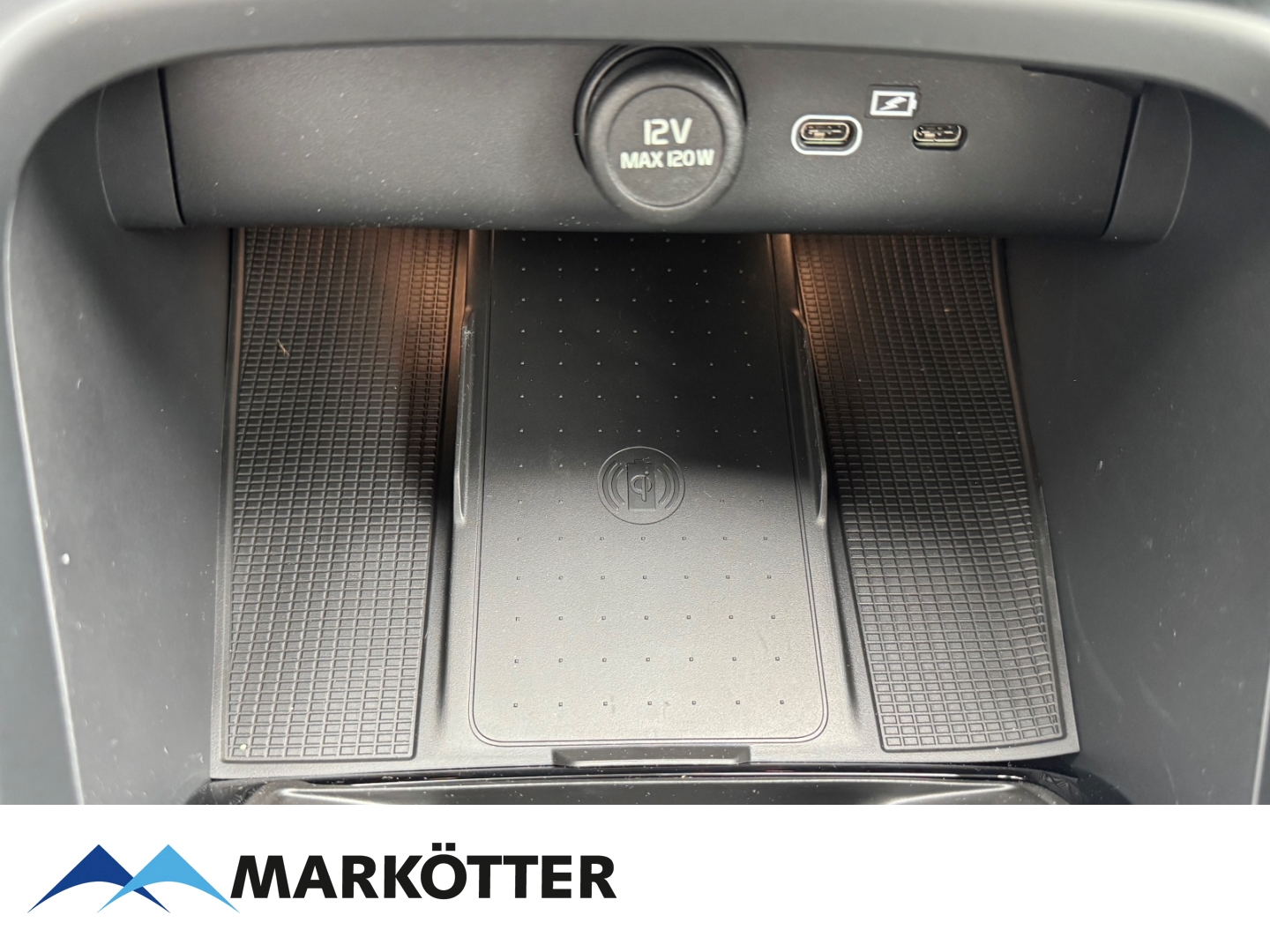 Fahrzeugabbildung Volvo XC40 B4 Plus Black Edition 2WD/FHZ/Pixel-LED