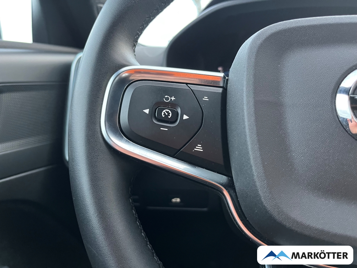 Fahrzeugabbildung Volvo XC40 P8 Core Recharge Navi/SHZ/RFK/LHZ/Tempo/AHK