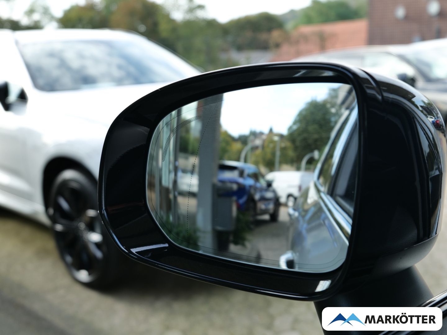 Fahrzeugabbildung Volvo XC60 B4 2WD Plus Dark /AHK/Schiebedach/BLIS/