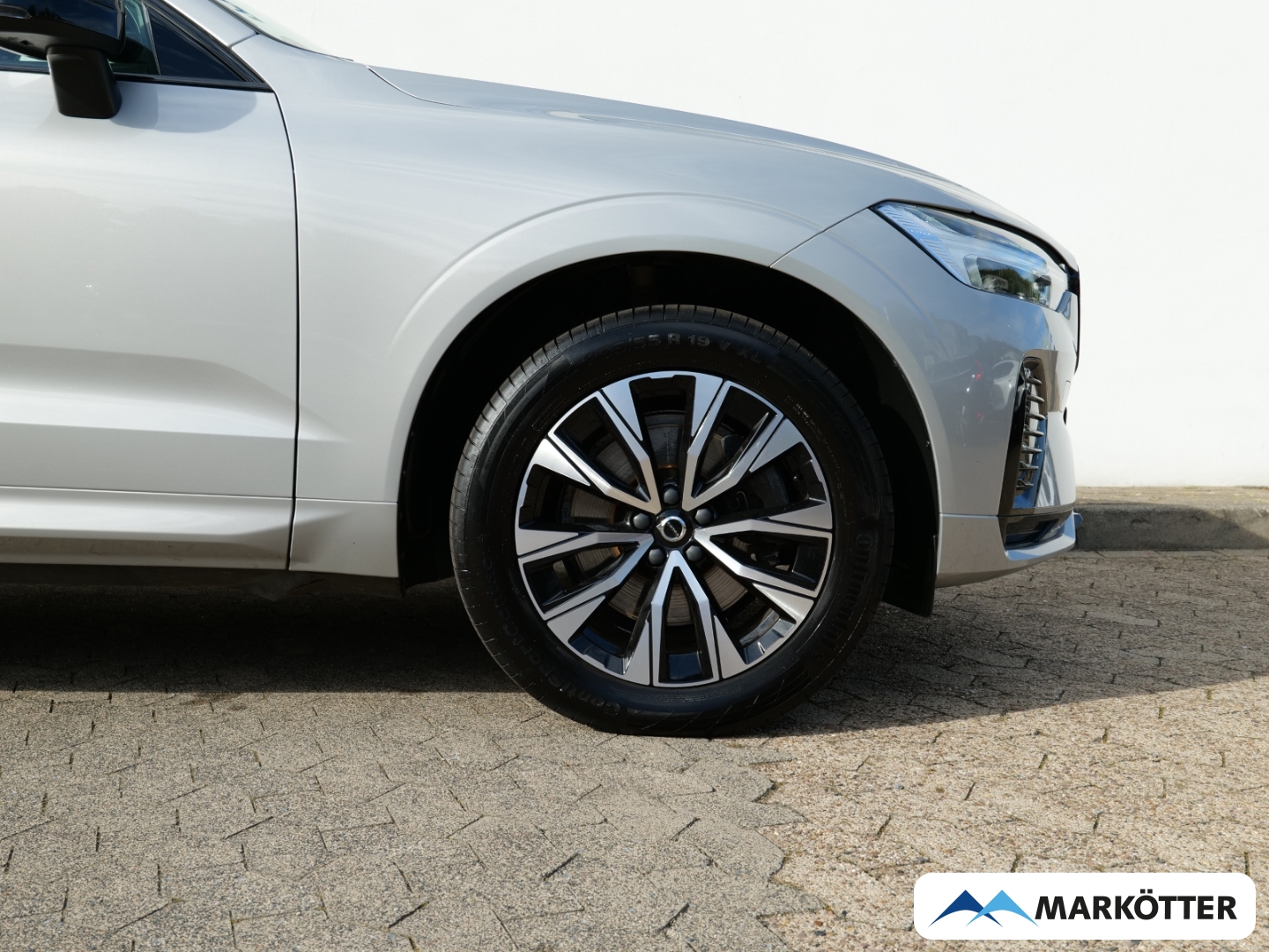 Fahrzeugabbildung Volvo XC60 B4 2WD Plus Dark /AHK/Schiebedach/BLIS/