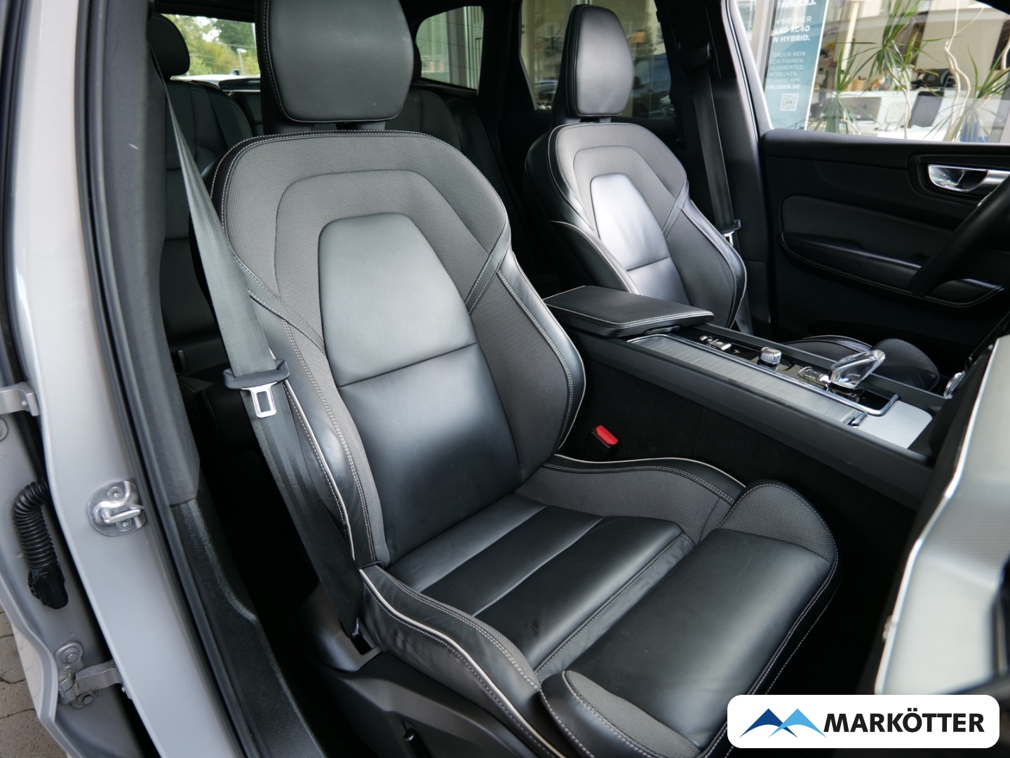 Fahrzeugabbildung Volvo XC60 B4 2WD Plus Dark /AHK/Schiebedach/BLIS/