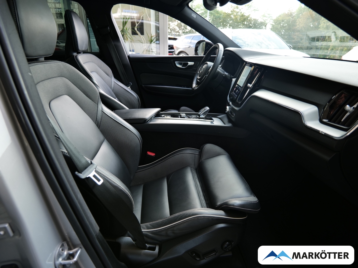 Fahrzeugabbildung Volvo XC60 B4 2WD Plus Dark /AHK/Schiebedach/BLIS/