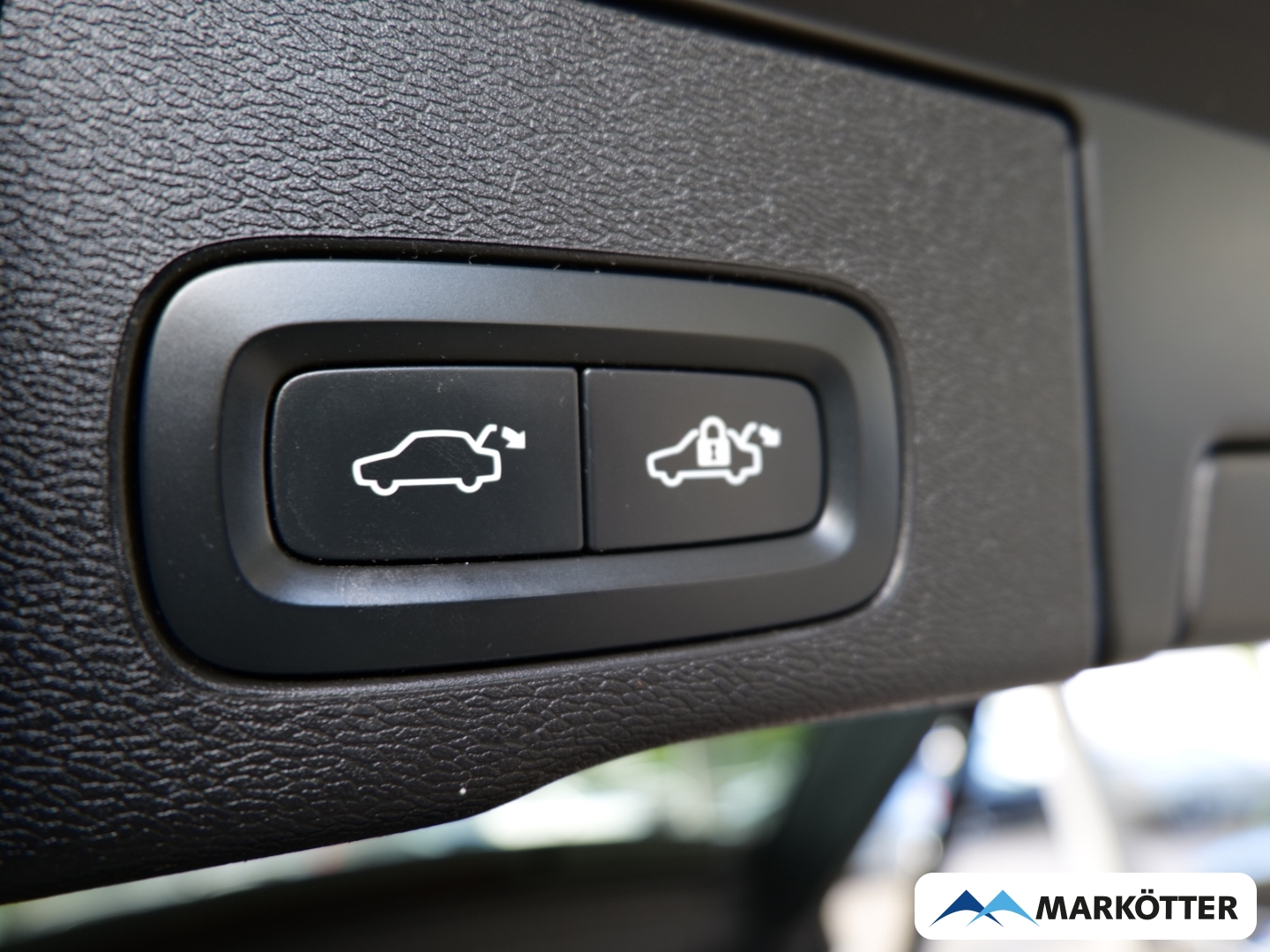 Fahrzeugabbildung Volvo XC60 B4 2WD Plus Dark /AHK/Schiebedach/BLIS/