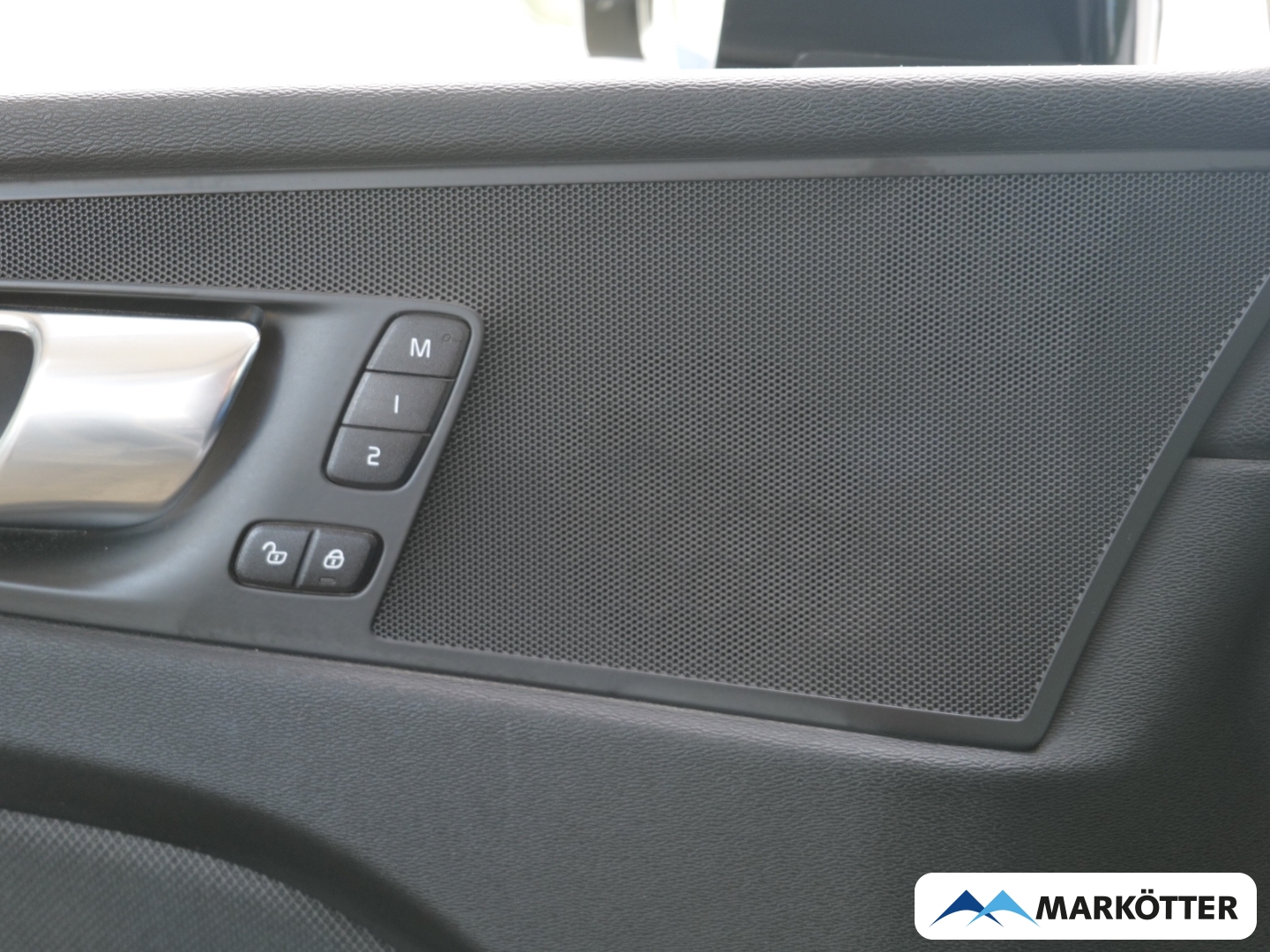 Fahrzeugabbildung Volvo XC60 B4 2WD Plus Dark /AHK/Schiebedach/BLIS/
