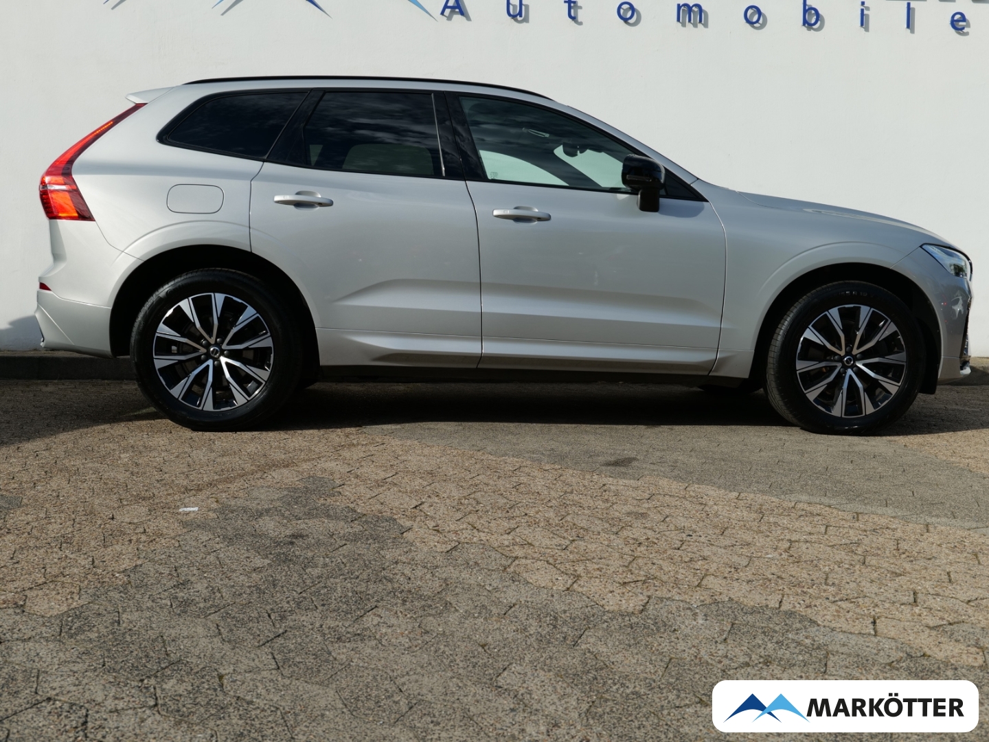 Fahrzeugabbildung Volvo XC60 B4 2WD Plus Dark /AHK/Schiebedach/BLIS/