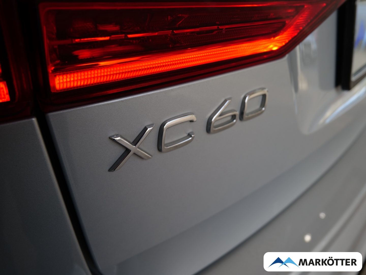 Fahrzeugabbildung Volvo XC60 B4 2WD Plus Dark /AHK/Schiebedach/BLIS/