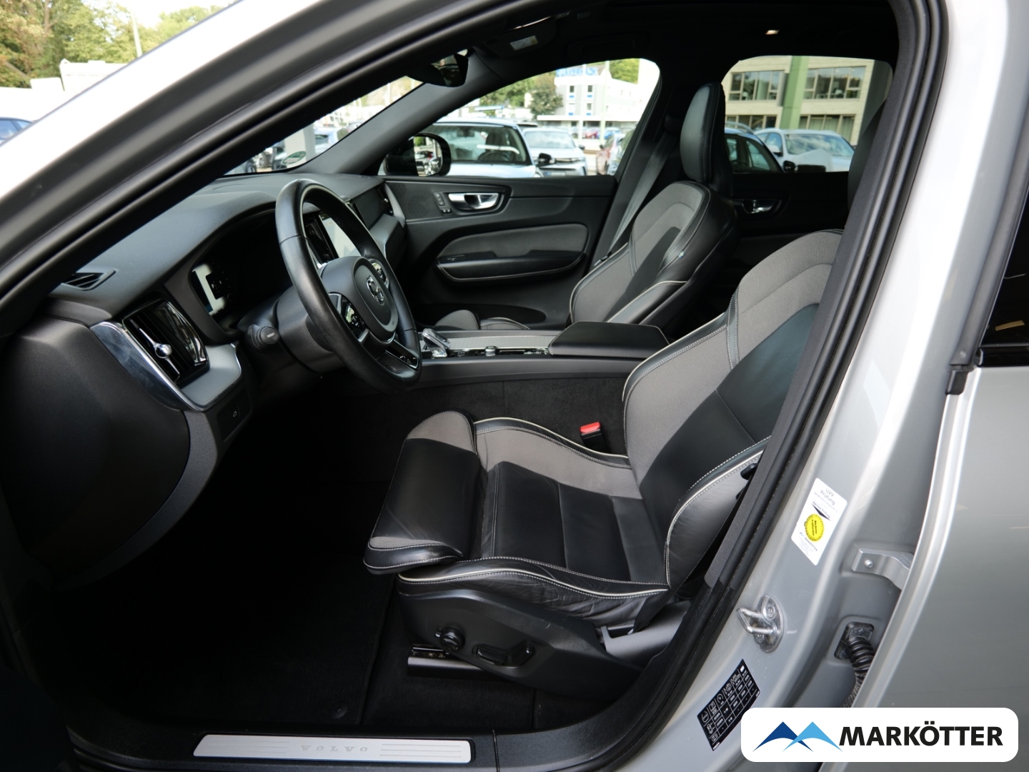 Fahrzeugabbildung Volvo XC60 B4 2WD Plus Dark /AHK/Schiebedach/BLIS/