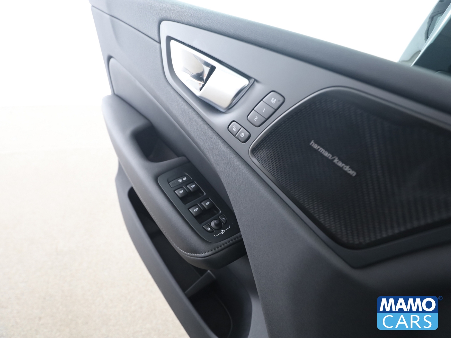 Fahrzeugabbildung Volvo XC60 B5 AWD Plus Dark Panorama/H&K/Memory/HUD
