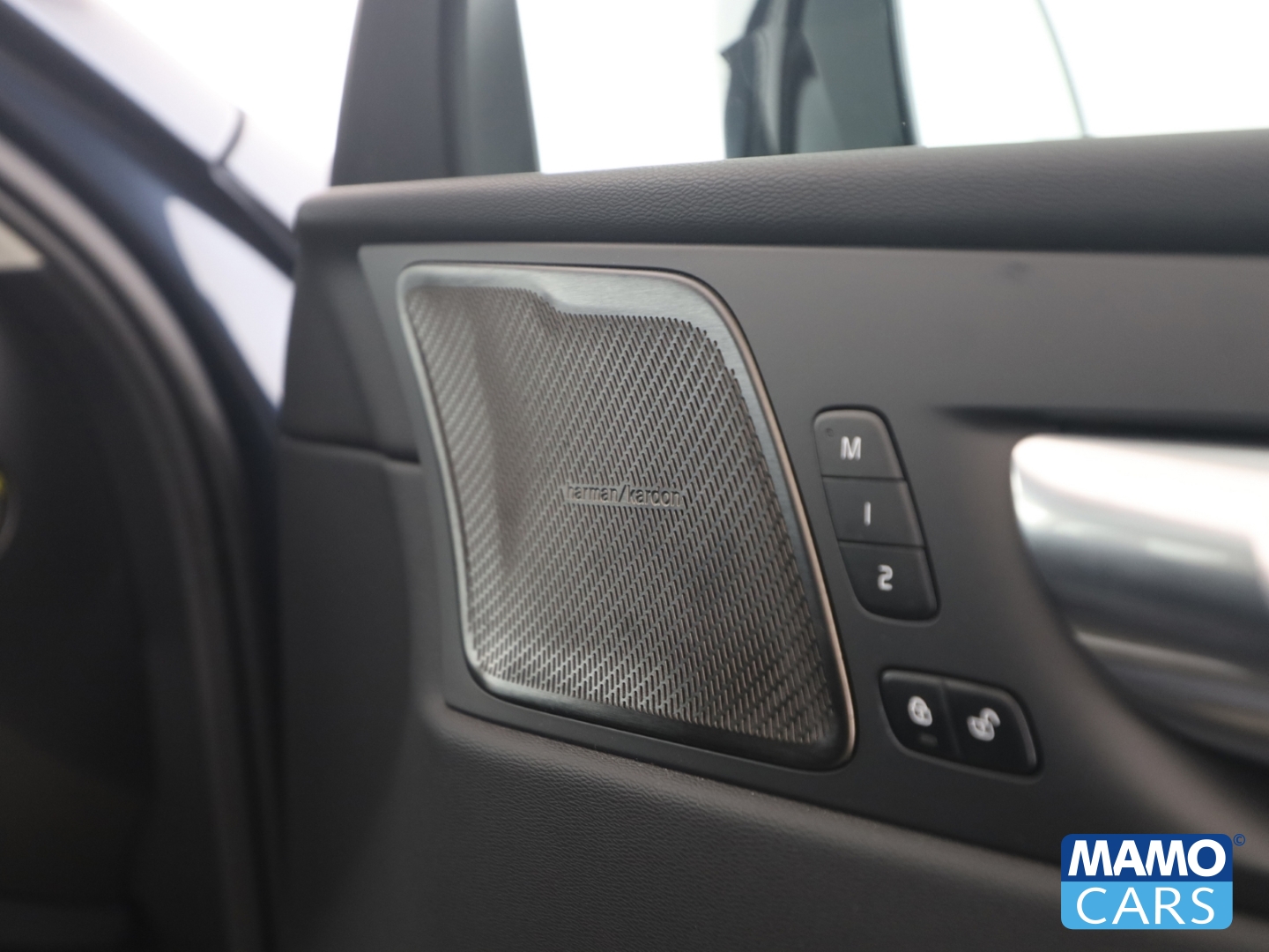 Fahrzeugabbildung Volvo XC60 B5 AWD Plus Dark Panorama/H&K/Memory/HUD