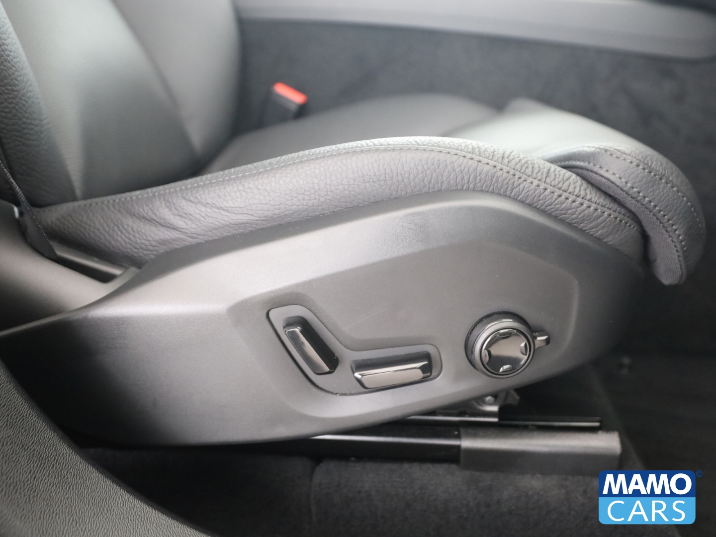 Fahrzeugabbildung Volvo XC60 B5 AWD Plus Dark Panorama/H&K/Memory/HUD