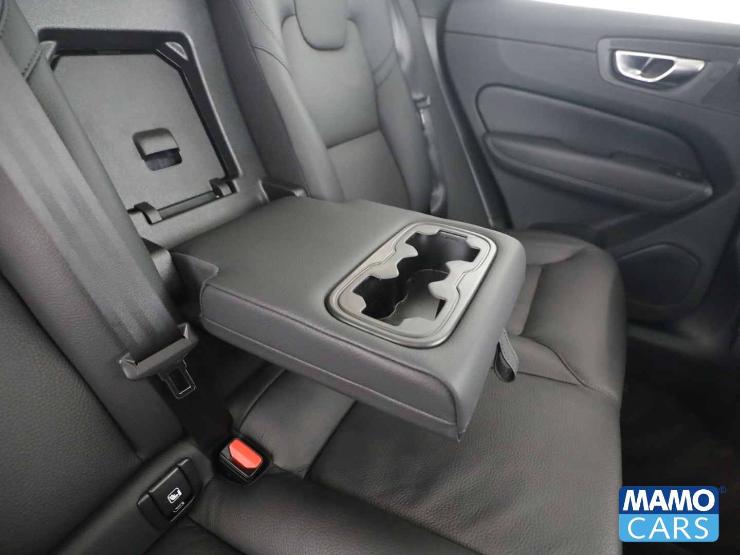Fahrzeugabbildung Volvo XC60 B5 AWD Plus Dark Panorama/H&K/Memory/HUD