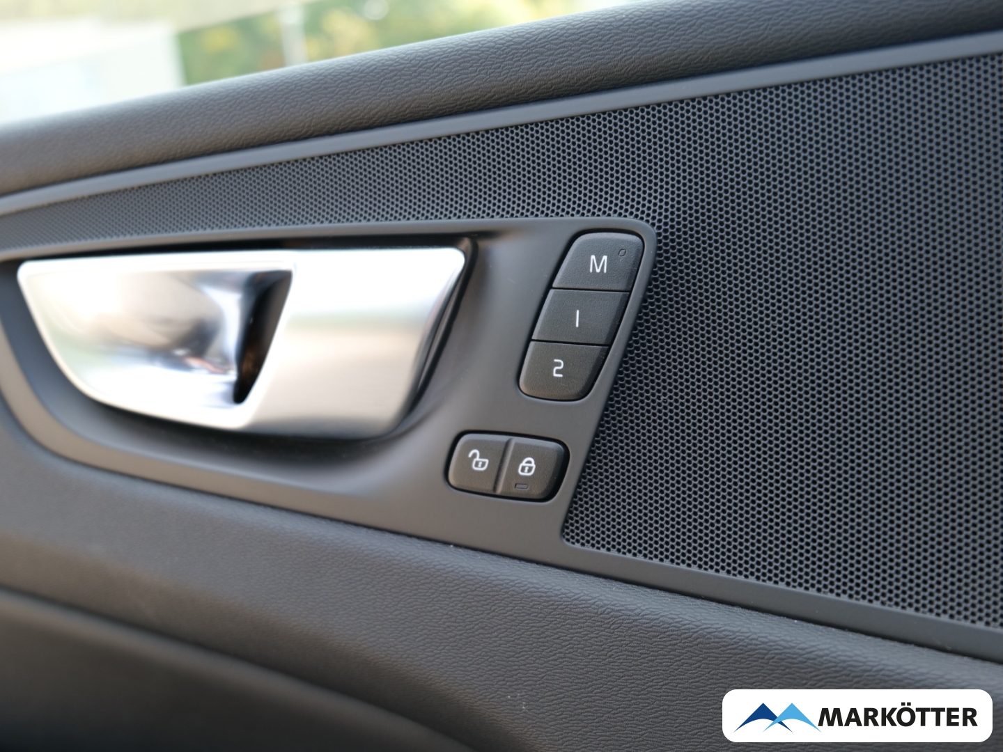Fahrzeugabbildung Volvo XC60 T6 AWD Plus Dark /AHK/Pano/BLIS/ACC/