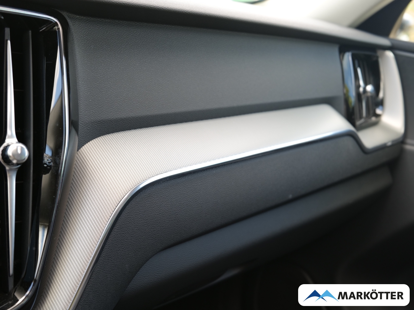 Fahrzeugabbildung Volvo XC60 T6 AWD Plus Dark /AHK/Pano/BLIS/ACC/