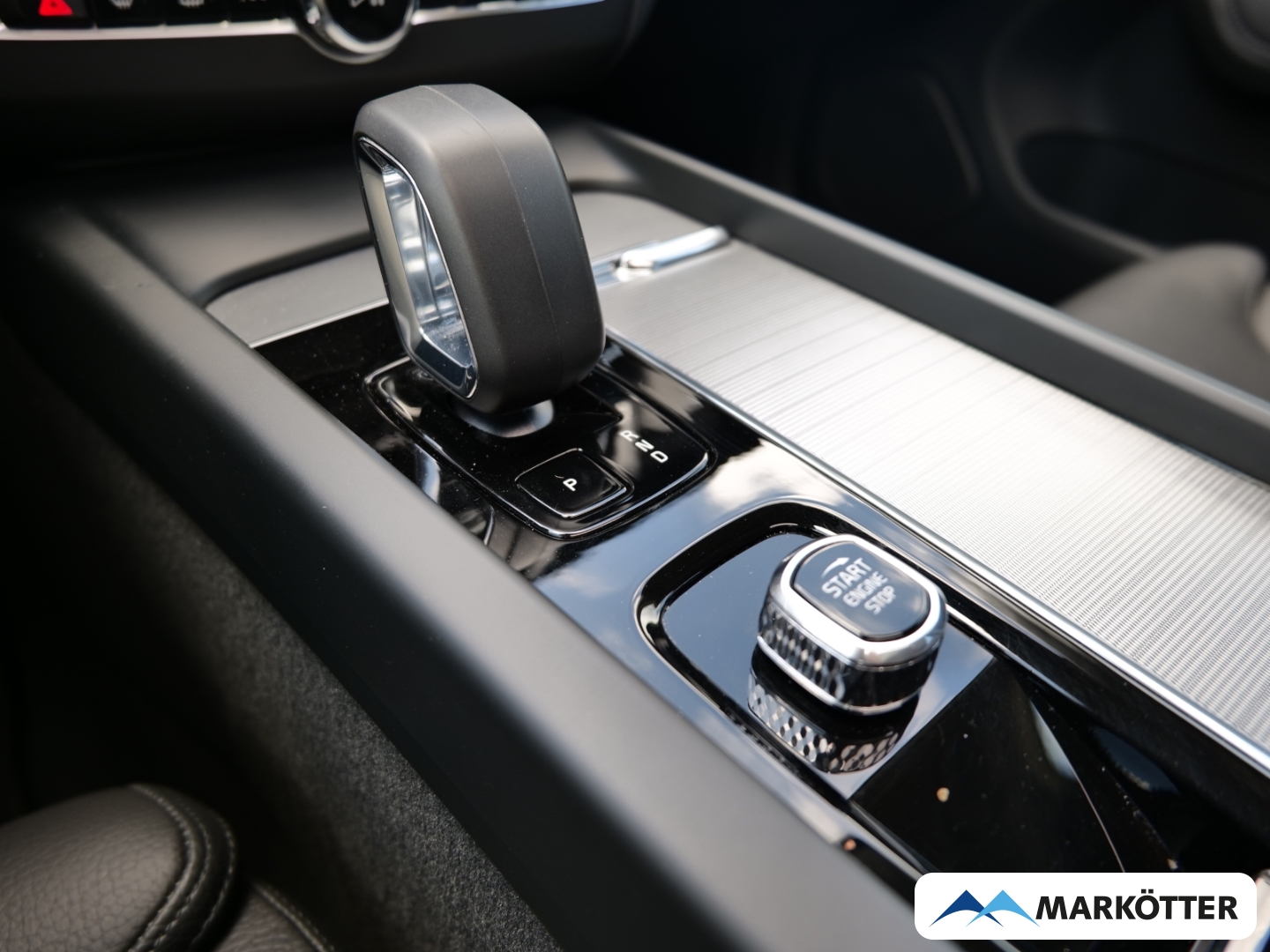 Fahrzeugabbildung Volvo XC60 T6 AWD Plus Dark /AHK/Pano/BLIS/ACC/