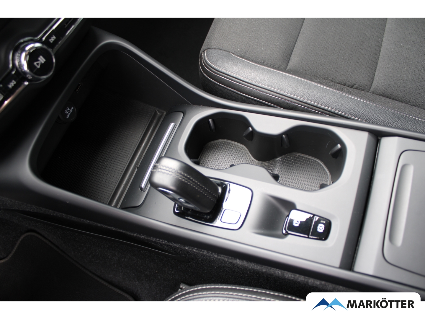 Fahrzeugabbildung Volvo XC40 Momentum 2WD AHK/CAM/PDC/NAVI/LED