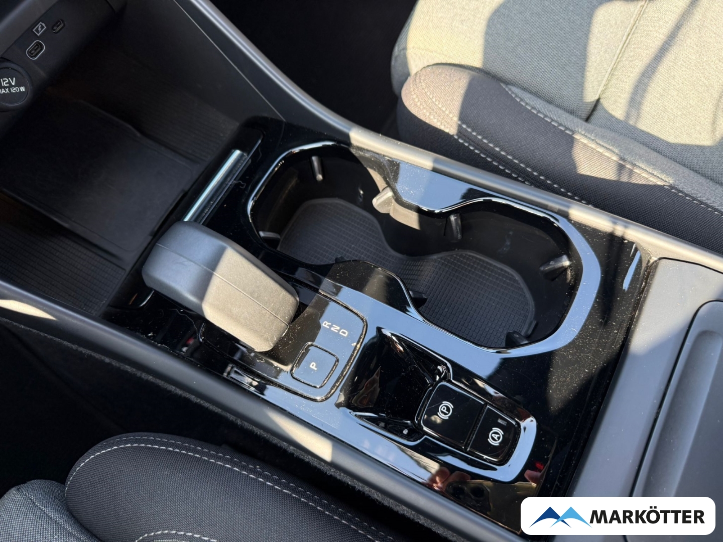 Fahrzeugabbildung Volvo XC40 Plus Dark SHZ/LHZ/CAM/H&K/DAB/PDC/LED