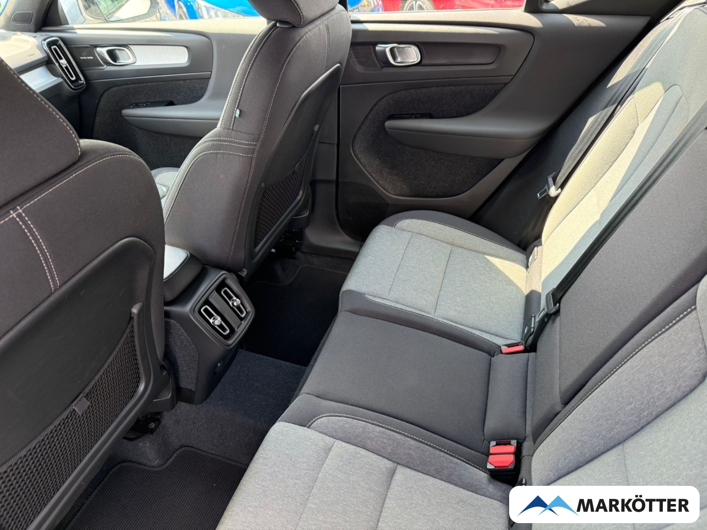 Fahrzeugabbildung Volvo XC40 Plus Dark SHZ/LHZ/CAM/H&K/DAB/PDC/LED