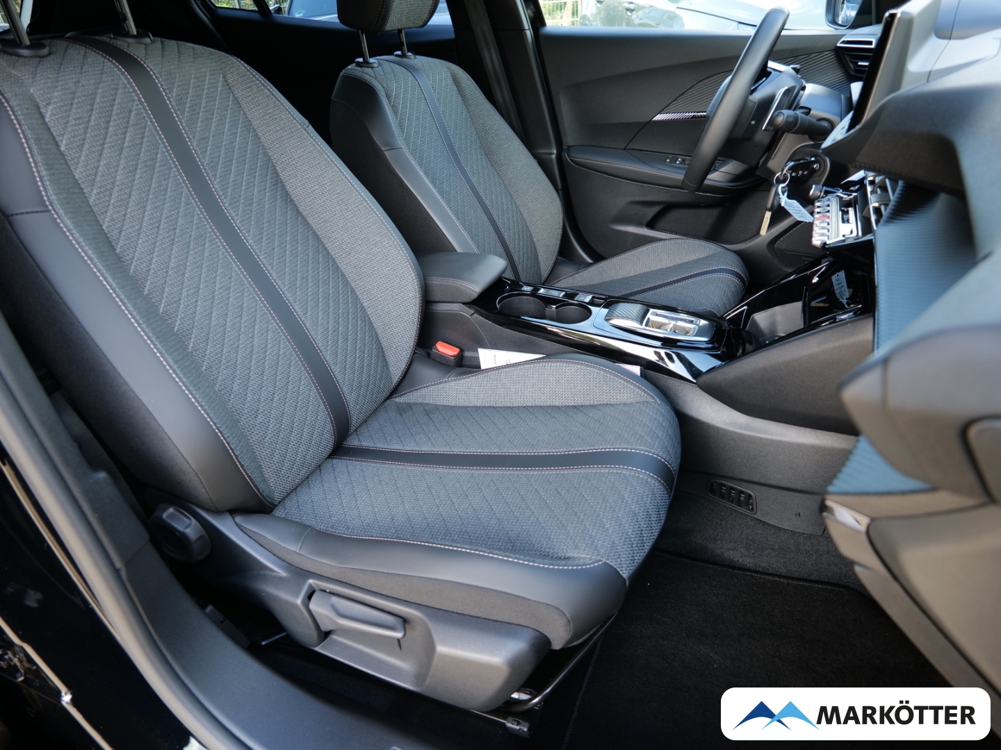 Fahrzeugabbildung Peugeot 2008 1.2 Hybrid 145 Allure Black Apple/LED/Sitzhz