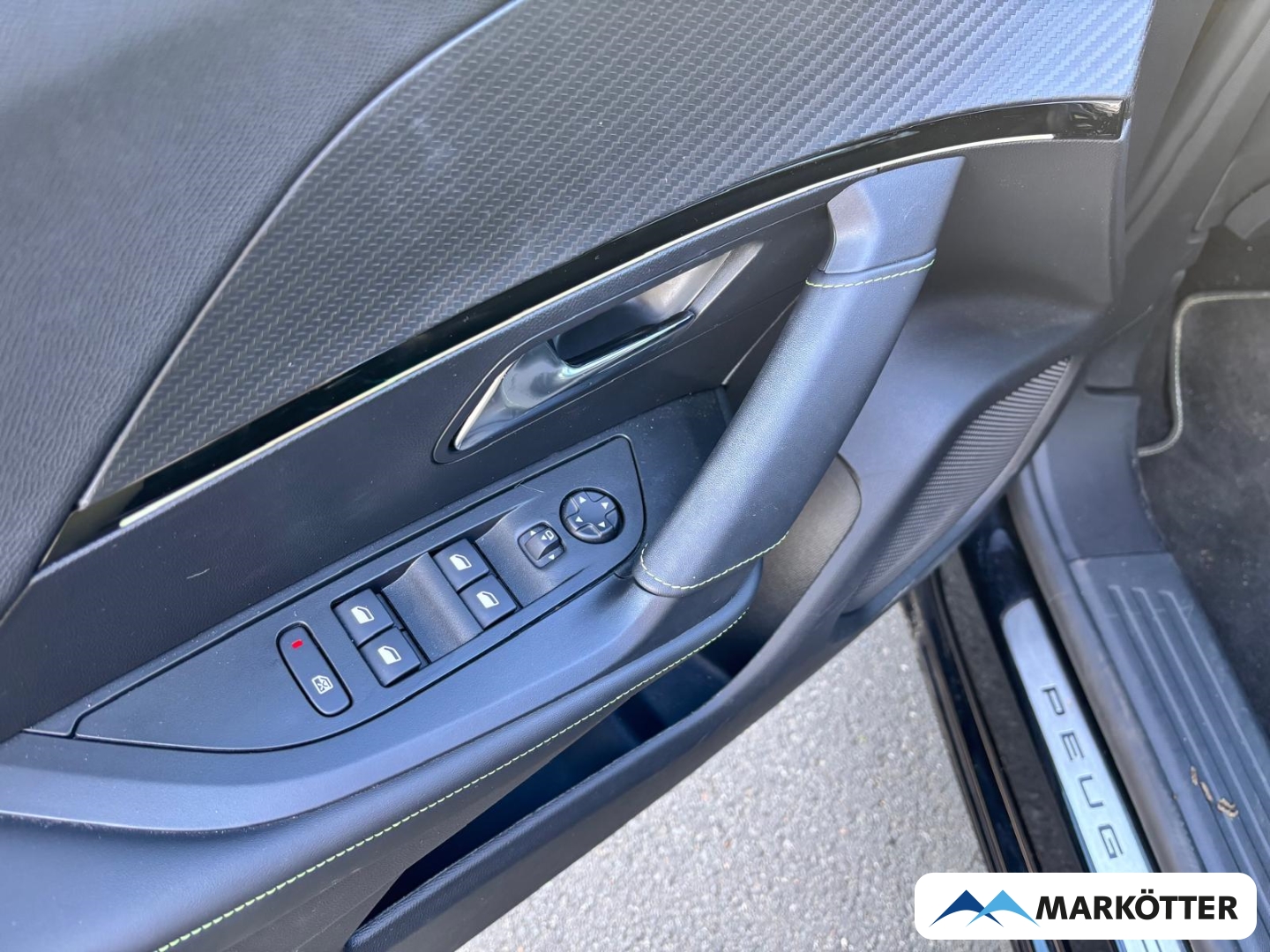 Fahrzeugabbildung Peugeot 2008 GT ALCANTARA/CAM/LED/NAVI/SHZ/MASSAGE