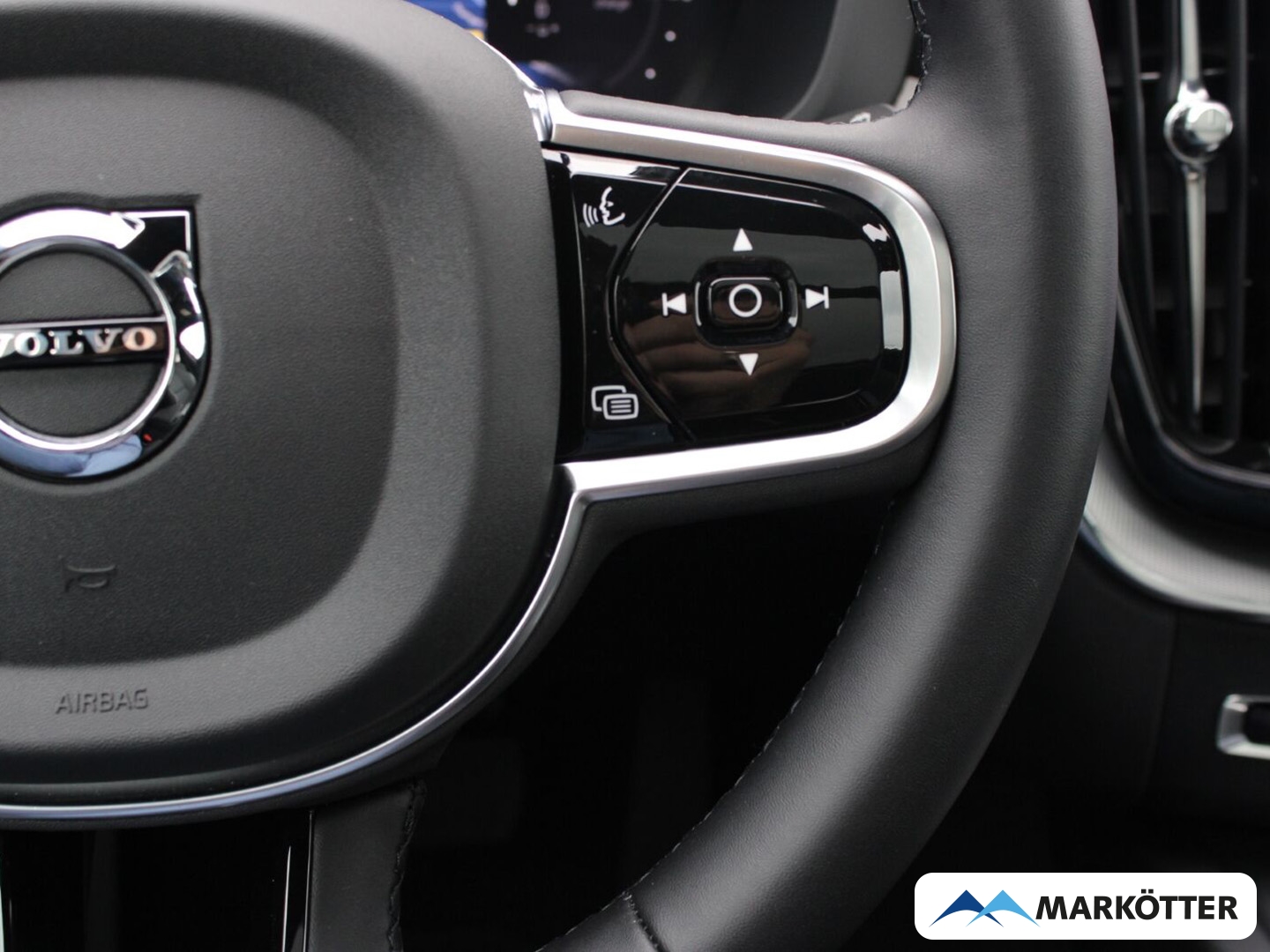 Fahrzeugabbildung Volvo XC60 T8 AWD Plus Dark Recharge Plug-In PANO/360