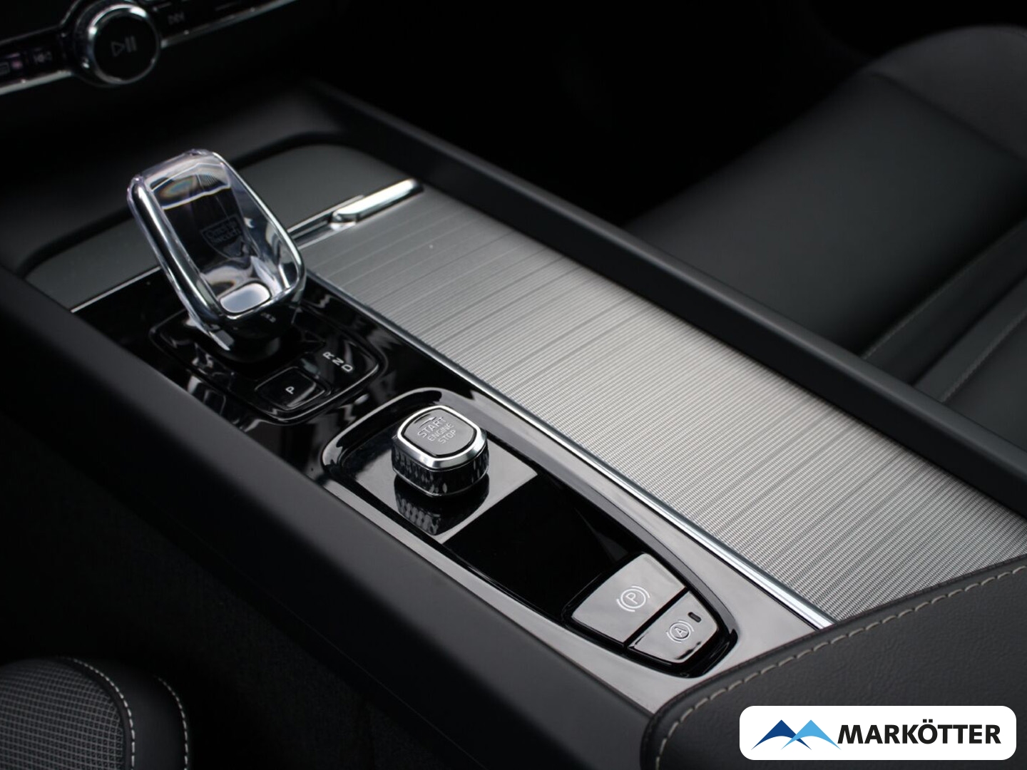 Fahrzeugabbildung Volvo XC60 T8 AWD Plus Dark Recharge Plug-In PANO/360
