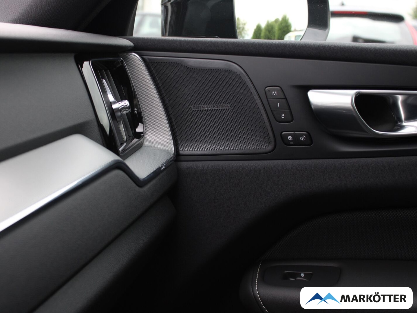 Fahrzeugabbildung Volvo XC60 T8 AWD Plus Dark Recharge Plug-In PANO/360