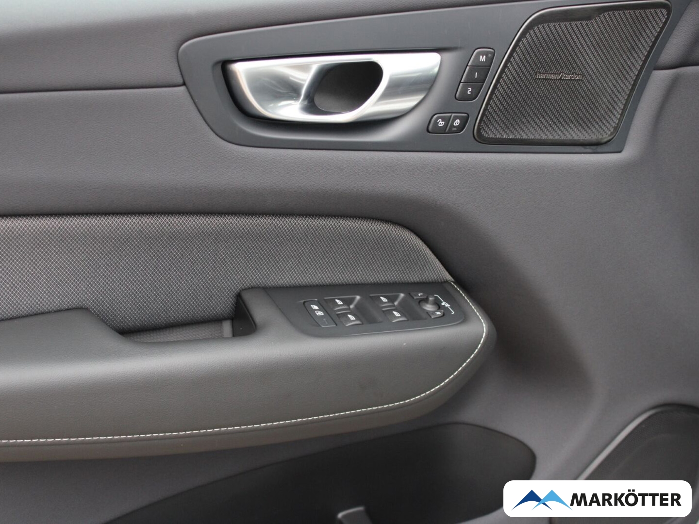 Fahrzeugabbildung Volvo XC60 T8 AWD Plus Dark Recharge Plug-In PANO/360