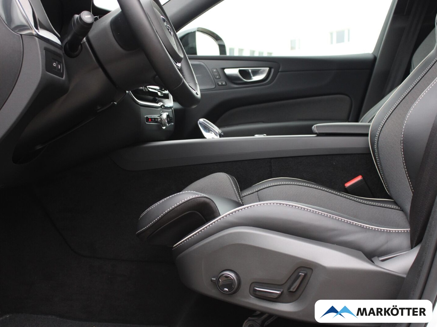 Fahrzeugabbildung Volvo XC60 T8 AWD Plus Dark Recharge Plug-In PANO/360