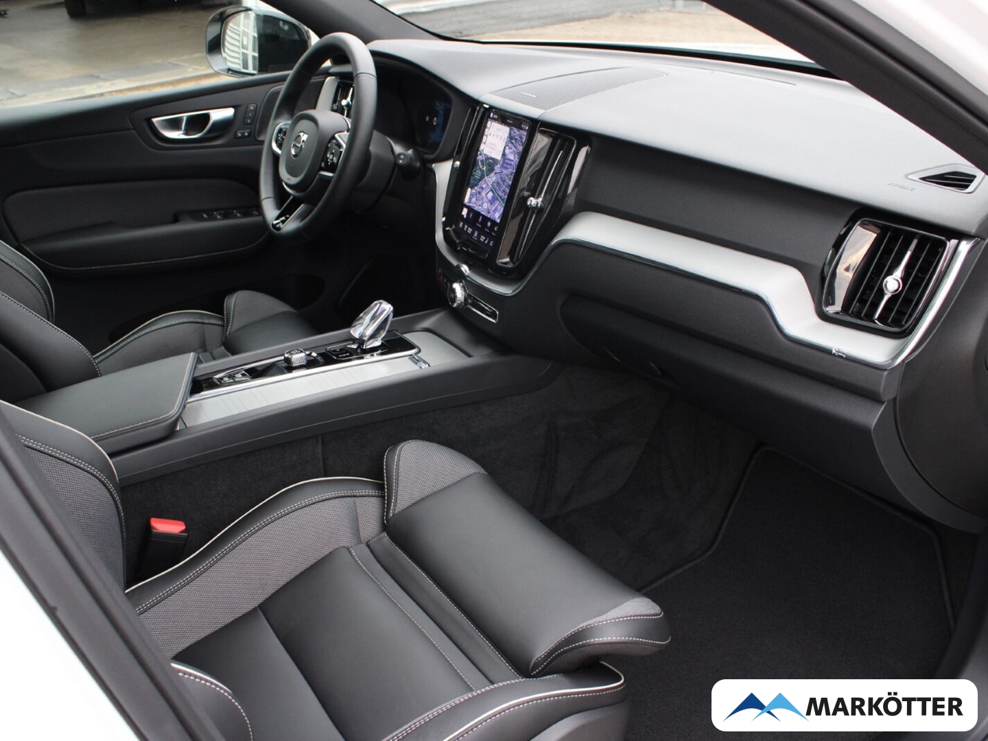 Fahrzeugabbildung Volvo XC60 T8 AWD Plus Dark Recharge Plug-In PANO/360