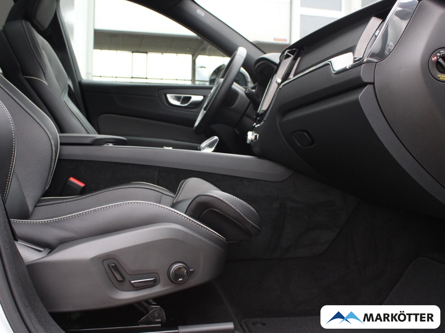 Fahrzeugabbildung Volvo XC60 T8 AWD Plus Dark Recharge Plug-In PANO/360