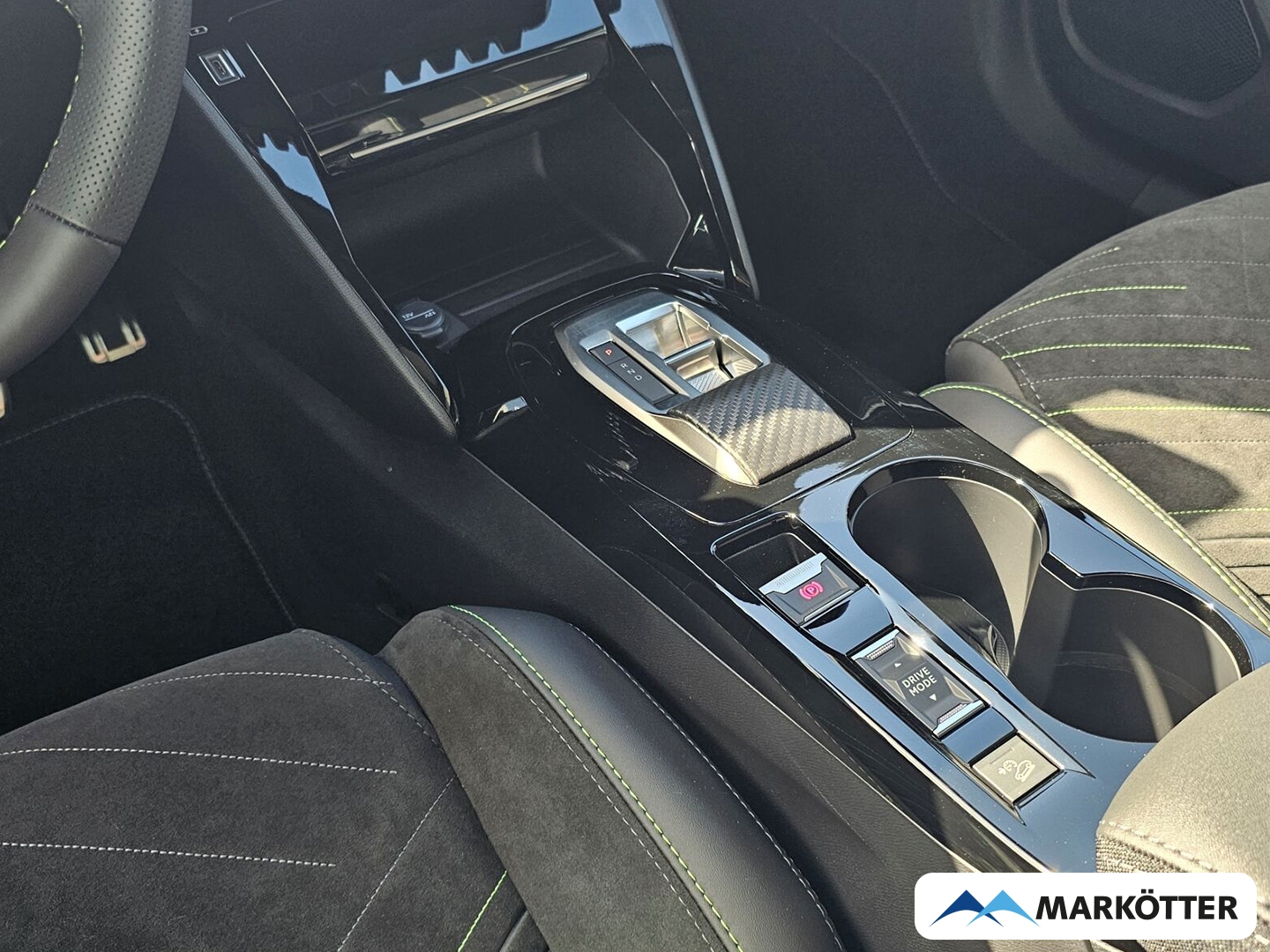Fahrzeugabbildung Peugeot 2008 Hybrid 145 GT Panorama, 360° Kamera, Navi, Fahrassistent