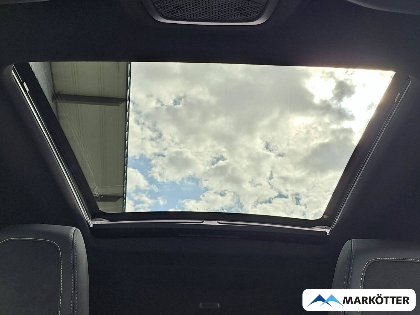 Fahrzeugabbildung Peugeot 2008 Hybrid 145 GT Panorama, 360° Kamera, Navi, Fahrassistent