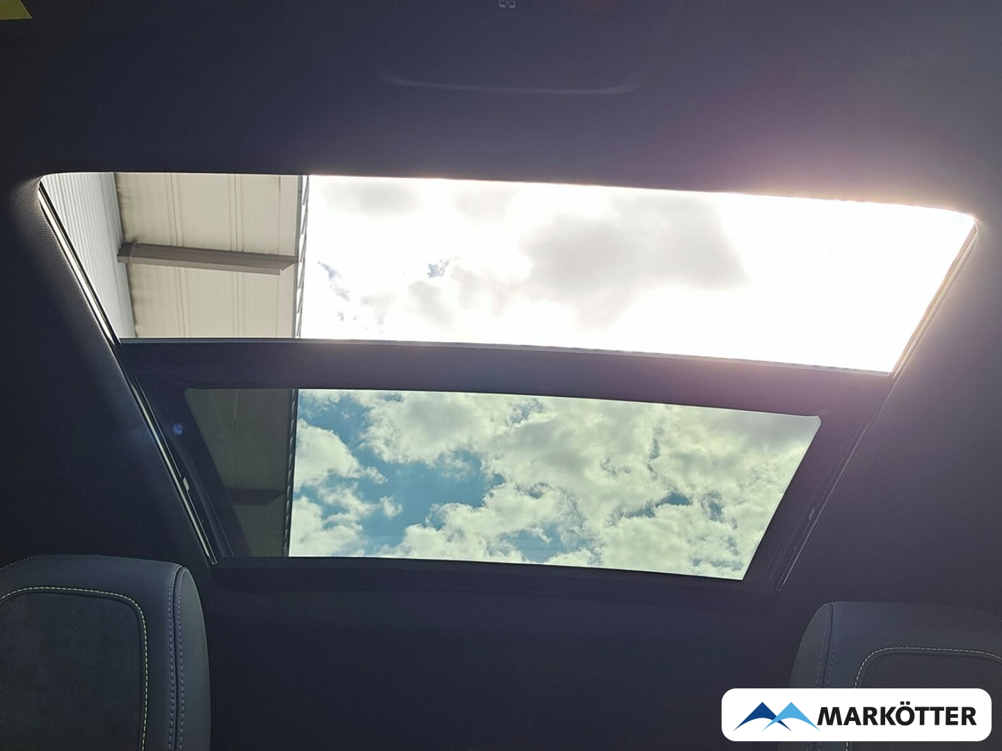 Fahrzeugabbildung Peugeot 2008 Hybrid 145 GT Panorama, 360° Kamera, Navi, Fahrassistent