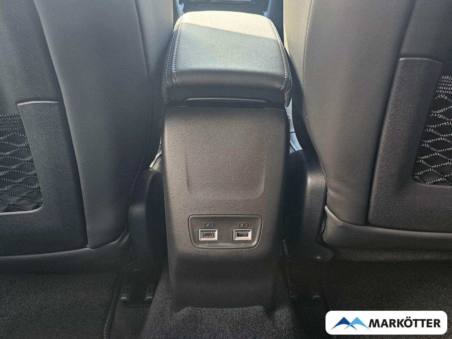 Fahrzeugabbildung Peugeot 2008 Hybrid 145 GT Panorama, 360° Kamera, Navi, Fahrassistent
