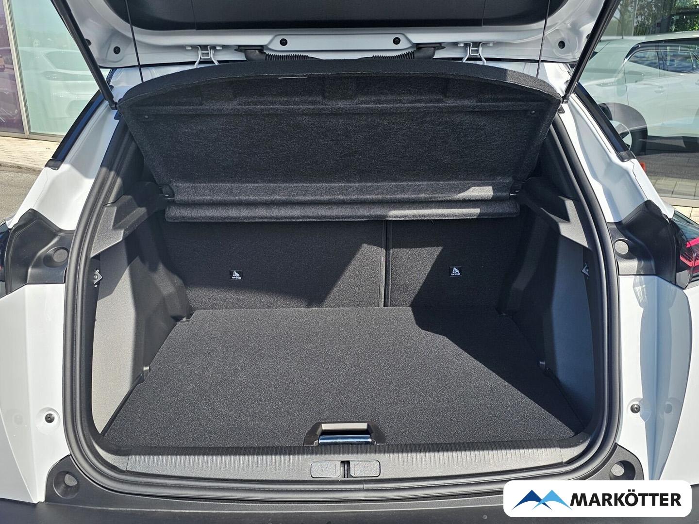 Fahrzeugabbildung Peugeot 2008 Hybrid 145 GT Panorama, 360° Kamera, Navi, Fahrassistent