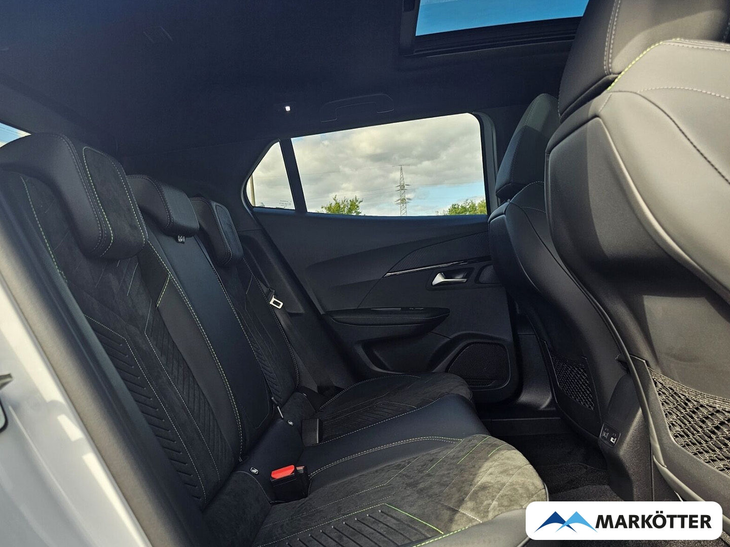 Fahrzeugabbildung Peugeot 2008 Hybrid 145 GT Panorama, 360° Kamera, Navi, Fahrassistent