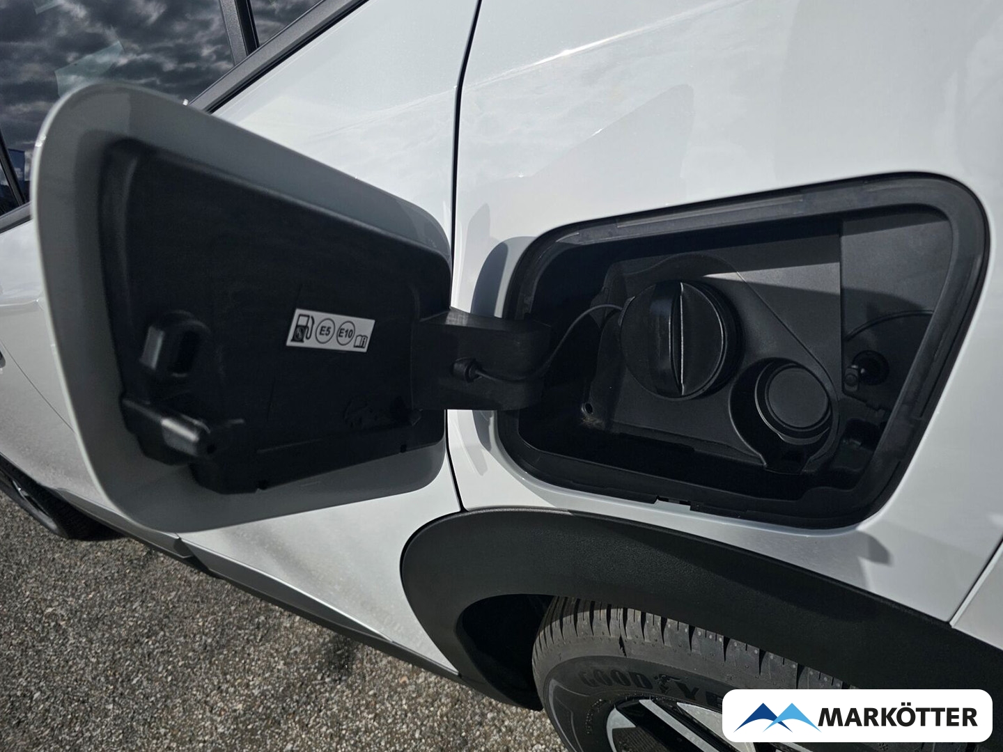 Fahrzeugabbildung Peugeot 2008 Hybrid 145 GT Panorama, 360° Kamera, Navi, Fahrassistent